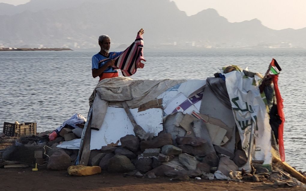 Een Jemenitische visser staat aan het strand van de Rode Zee, vlakbij de havenstad Aden. De Houthi’s die hier de baas zijn, steunen de Palestijnen in hun oorlog tegen Israël. beeld EPA