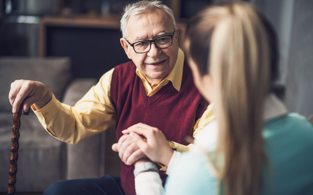 „Ga in gesprek met mensen in je omgeving die ongeneeslijk ziek zijn”, adviseert prof. dr. Saskia Teunissen. „Mogelijk hebben zij palliatieve zorg nodig, maar krijgen ze deze niet.” beeld iStock