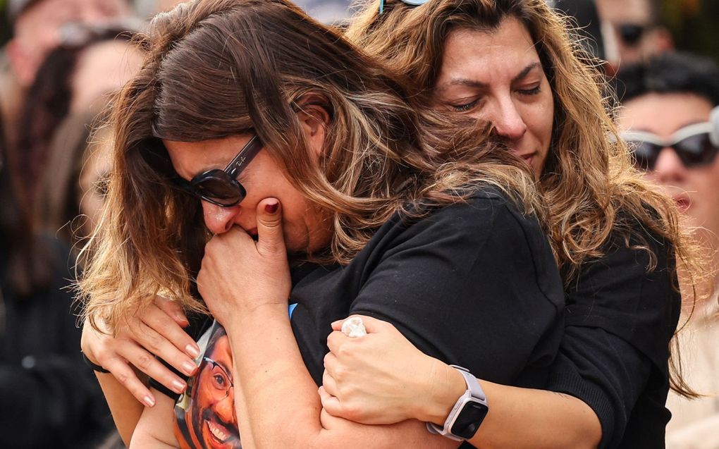 Familie en vrienden rouwen bij de begrafenis van Alon Shamriz, een van de gedode gijzelaars. beeld AFP, Oren Ziv