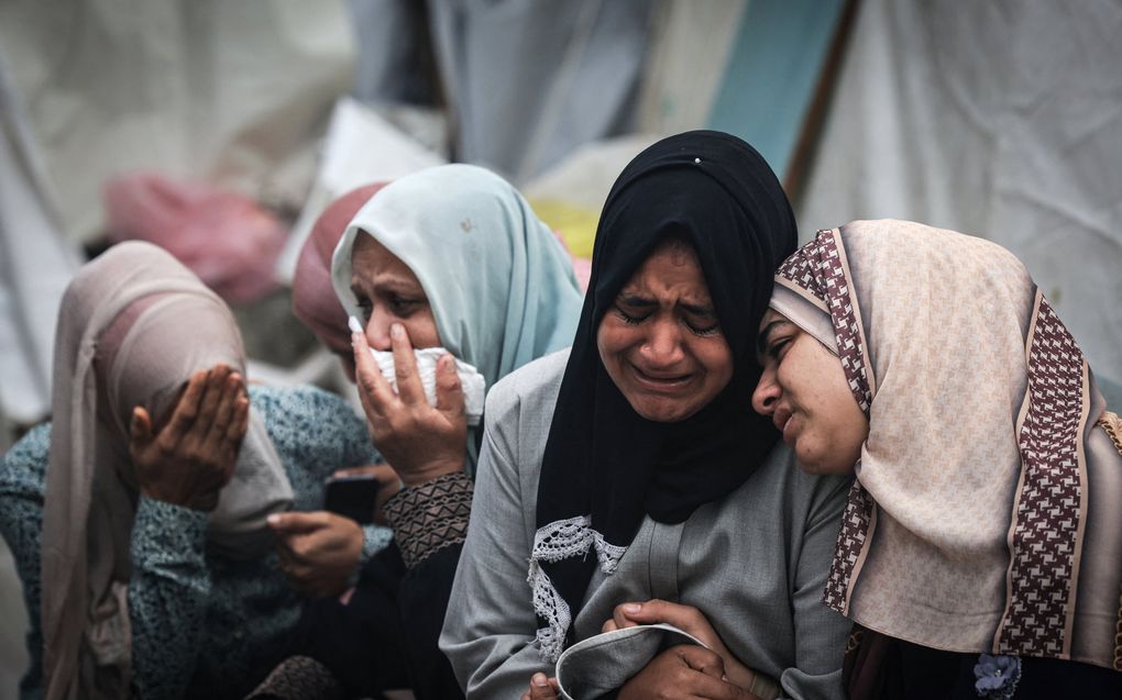 Massa-begrafenis in het zuiden van de Gazastrook, maandag. beeld AFP, MAHMUD HAMS