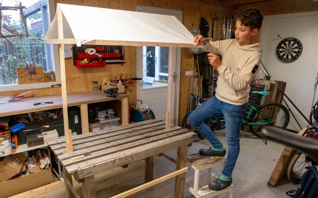 Jorn Boone heeft een eigen werkbank en gereedschap. Daarmee heeft hij onder meer een marktkraampje en een dienblad in elkaar geknutseld. beeld Dirk-Jan Gjeltema