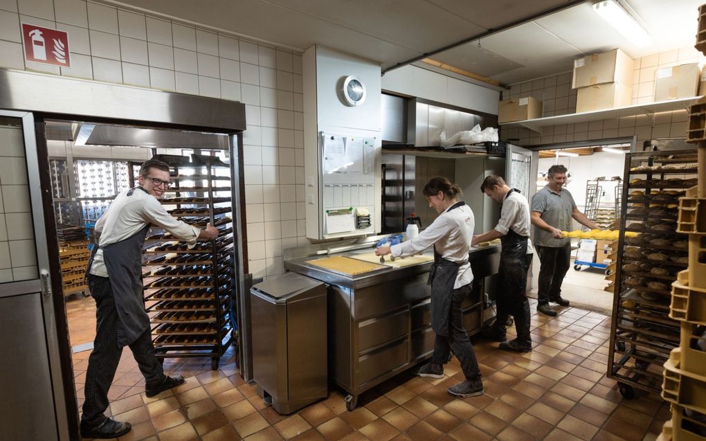 Henrik Wullems (l.) met personeel aan het werk in De Ambachterij. beeld RD, Anton Dommerholt