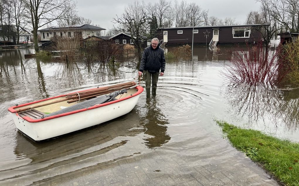 De woonark van Albert-Jan Bredewout is door het hoge water ingesloten. beeld RD