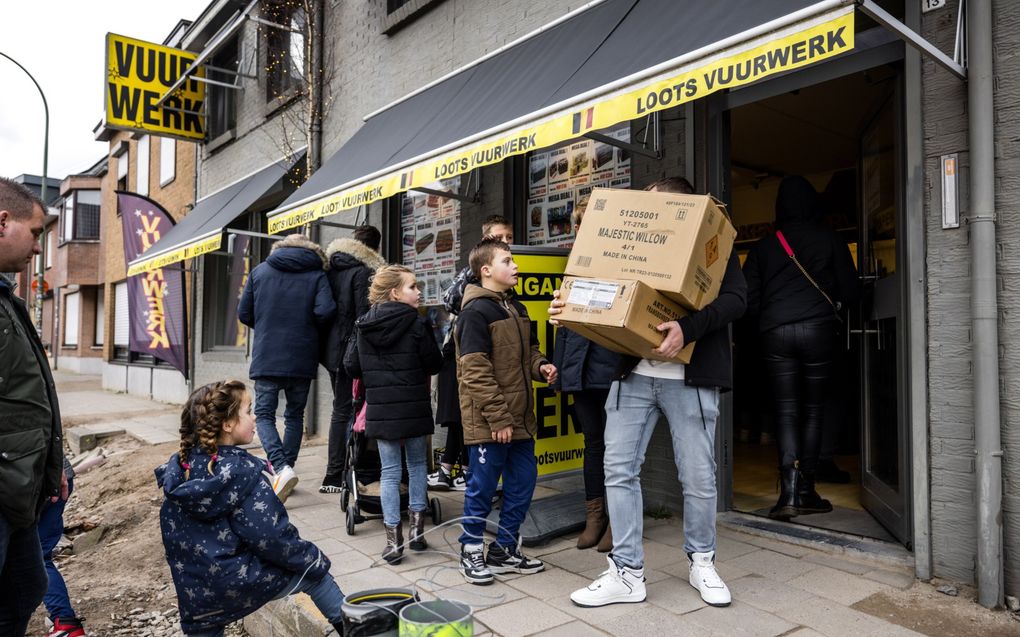 Klanten in de rij voor een vuurwerkwinkel in België. Veel Nederlanders halen hun vuurwerk net over de grens, omdat het daar goedkoper is. beeld ANP, Rob Engelaar