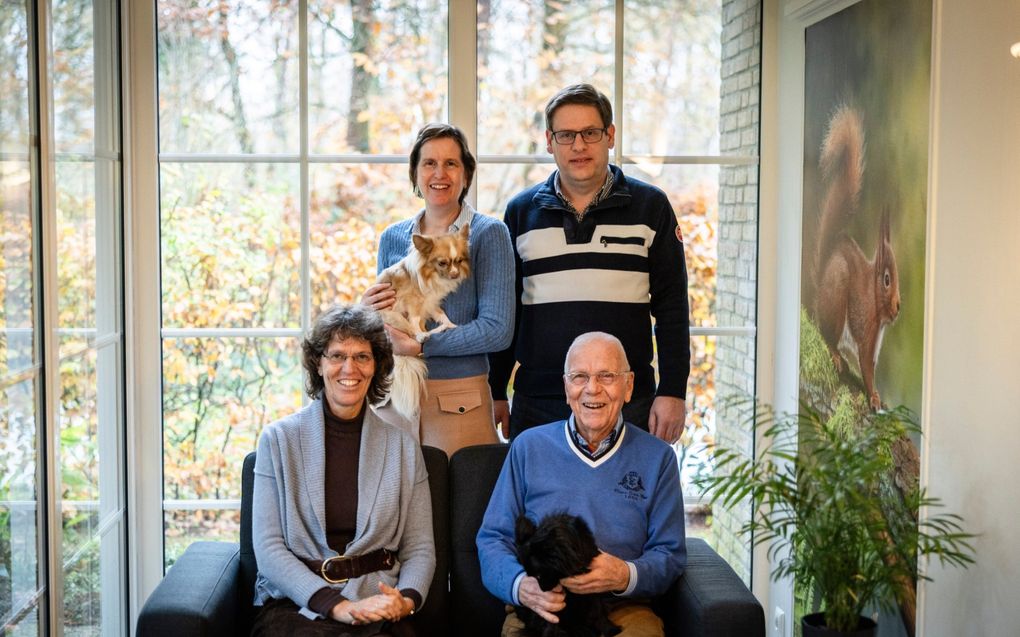 Cora vanLiere en haar vader Kees wonen samen met zus Ina en zwager Arthur (staand) in een familiehuis in 't Harde. beeld RD, Andre Dorst.