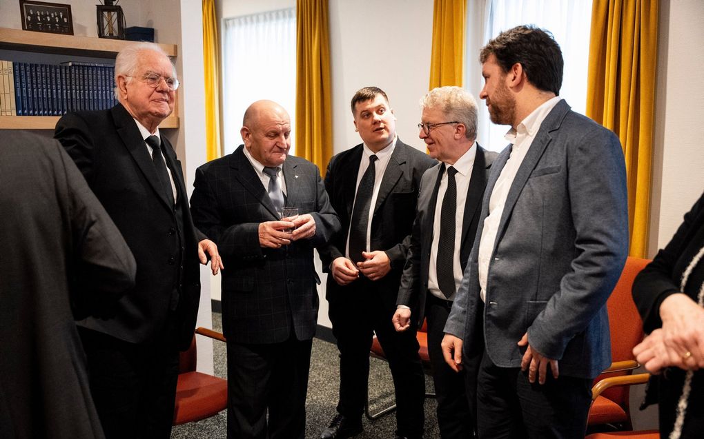 V.l.n.r. oud-deputaat ds. C.J. Meeuse, ds. Yuri Maerskiy, een reisgenoot van ds. Maerskiy, deputaat M. de Geus en tolk Arno Kortleven. beeld Cees van der Wal