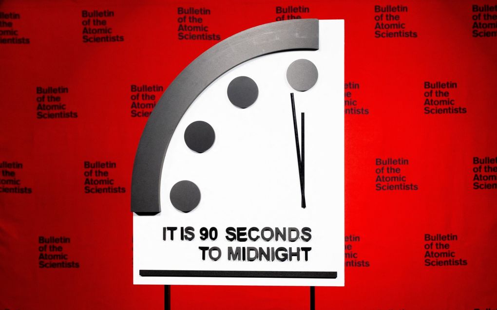 Het is 90 seconden voor middernacht op de wereldklok, stelde The Bulletin of Atomic Scientists in januari 2023 bij de jaarlijkse presentatie van de ”Doomsday Clock”. beeld AFP