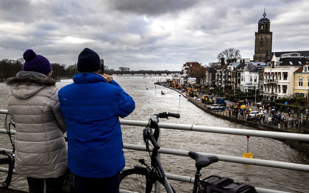 Menigeen nam deze week een kijkje bij de overvolle IJssel nabij Deventer. beeld ANP, Vincent Jannink