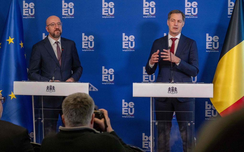 De Belgische premier Alexander de Croo (r) presenteert het voorzitterschap van zijn land van de Raad van de Europese Unie. Komend halfjaar leidt zijn land voor de dertiende keer de Raad van vakministers uit alle EU-landen. beeld AFP, Jonas Roosens