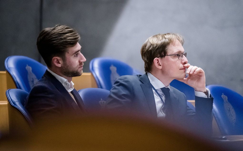 Freek Jansen en Pepijn van Houwelingen in de Tweede Kamer. beeld ANP BART MAAT