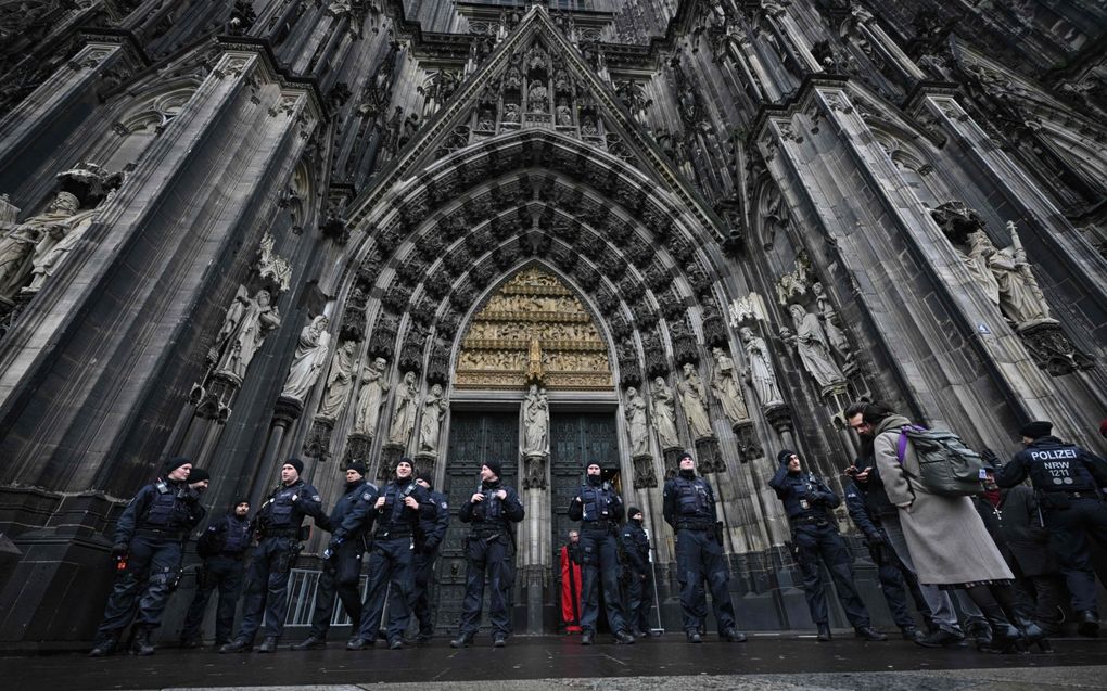 Politie bij de Dom van Keulen, die rond de jaarwisseling zwaar werd beveiligd. beeld AFP, Ina Fassbender