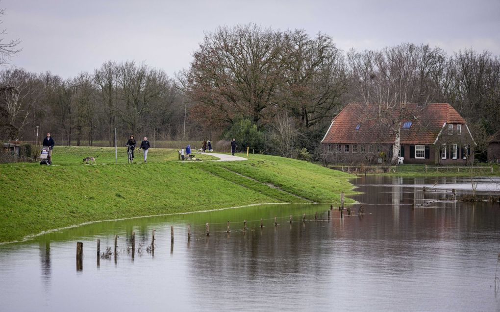 Het hoogwater in de Vecht trekt op nieuwjaarsdag veel dagjesmensen. De normaal vrij smalle rivier is door de hoge waterstand veel breder geworden. beeld ANP, Emiel Muijderman