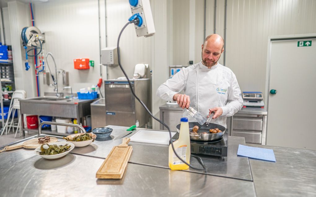 Het bedrijf Olijck investeert in hybride vlees: hamburgers en worsten waarin vlees wordt aangevuld met plantaardige producten als zeewier. Op een locatie in Amsterdam laat Foppe Wiersma van Seaweed Food Solutions enkele producten zien. beeld Joris van Gennip