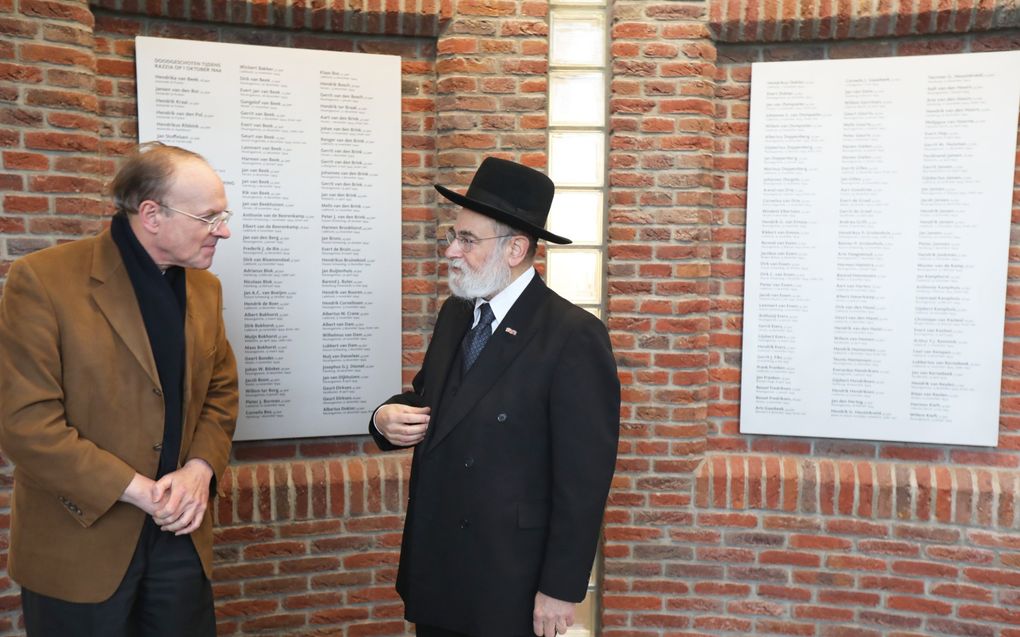 Rabbijn Binyomin Jacobs in gesprek met voorzitter Jan van den Hoorn van de Stichting Oktober 44. beeld VidiPhoto