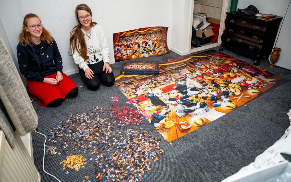 Anne (l.) en Dorine (r.) maken een puzzel van 13200 stukjes. „Waarom niet proberen? We zijn na 106 uur bezig met het vijfde van zes delen.” beeld Cees van der Wal