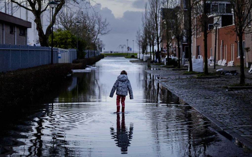 In Hoorn liepen afgelopen dagen kades onder door het hoge water. beeld ANP, Robin van Lonkhuijsen