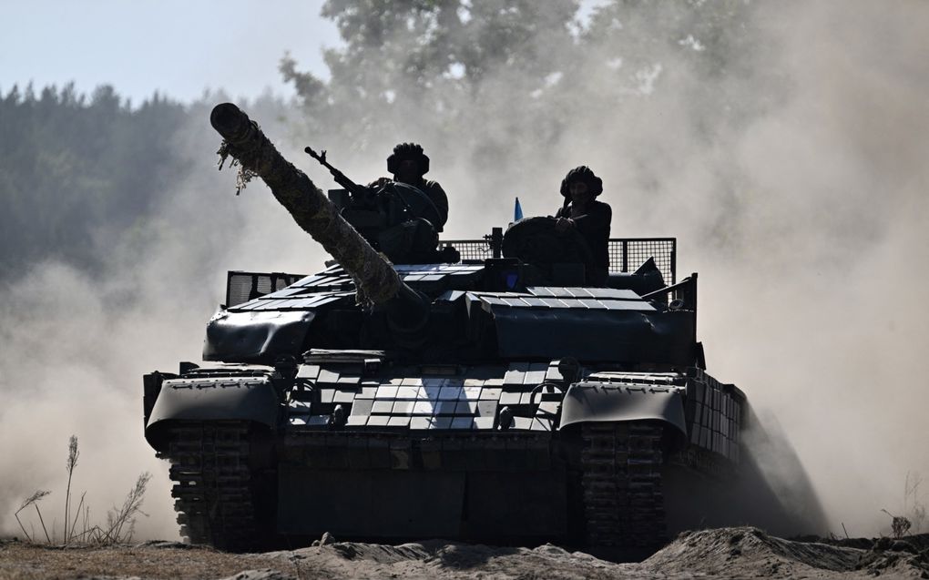 Een Oekraïense tank op patrouille in de regio Kyiv. beeld AFP, Genya Savilov