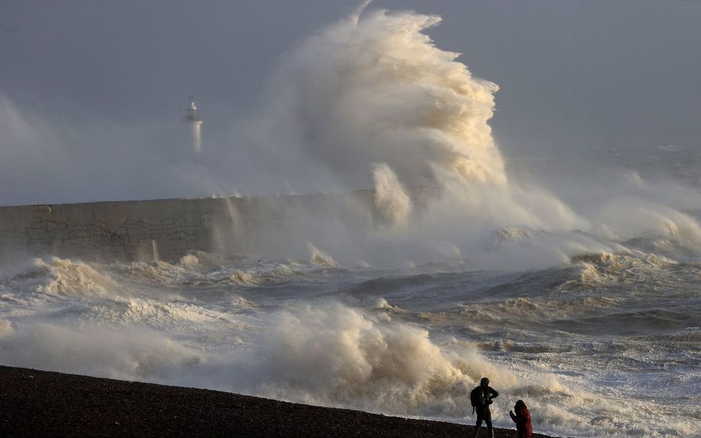 Storm Henk veroorzaakte dinsdag hoge golven voor de kust van Newhaven. beeld AFP, Adrian Dennis