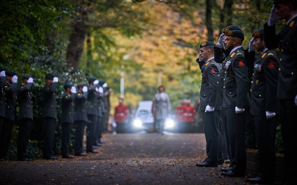 Het Garderegiment Fuseliers Prinses Irene begeleiden op 19 november 2022 de auto met Rudi Hemmes tijdens de crematie met militaire eer van oorlogsveteraan Rudi Hemmes die op 99-jarige leeftijd overleed. Hemmes was verzetsheld, oud-Engelandvaarder en Tweede Wereldoorlog-veteraan. beeld ANP PHIL NIJHUIS