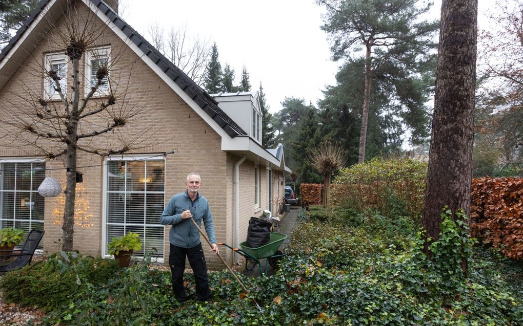 Albert van Lieshout en zijn vrouw Madeleine wonen middenin het groen, in een modern stenen huis. beeld Anton Dommerholt