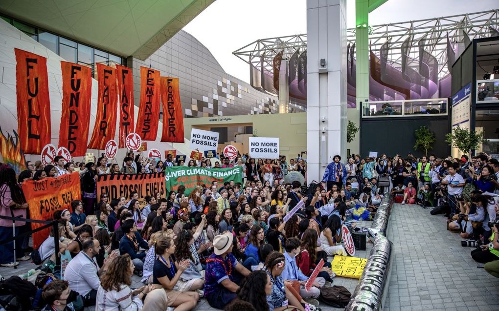 „Wordt met klimaatbeleid gewerkt aan de afbraak van de geïndustrialiseerde maatschappij?” Foto: klimaatprotest Dubai. beeld ANP, Martin Divisek