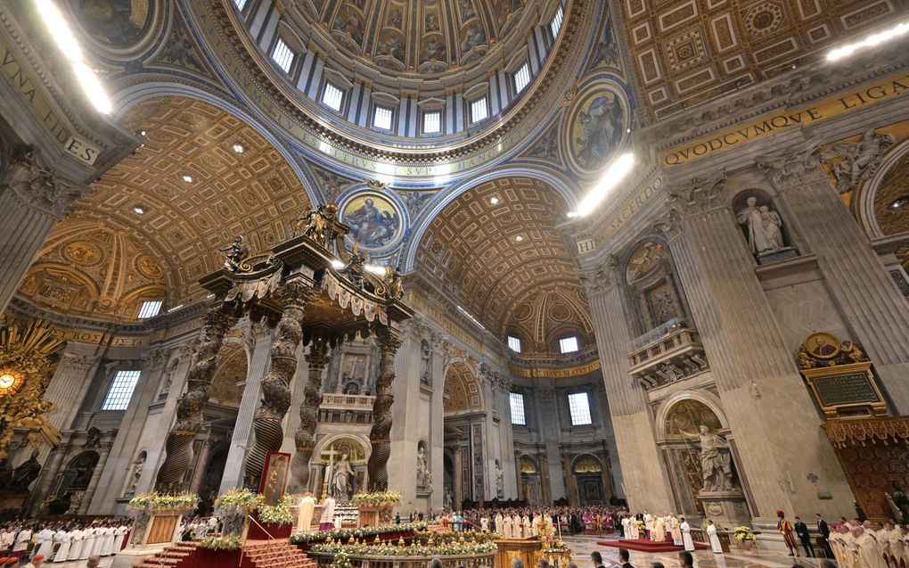 Dienst in de Sint-Pieter in Rome op nieuwjaarsdag. beeld AFP, Andreas Solaro