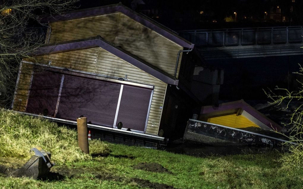 De losgeslagen woonboot in Maastricht. beeld ANP, Marcel van Hoorn