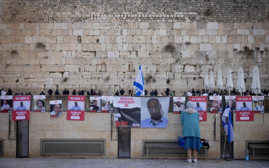 Afbeeldingen van gijzelaars bij de Klaagmuur in Jeruzalem. beeld Flash90, Chaim Goldberg