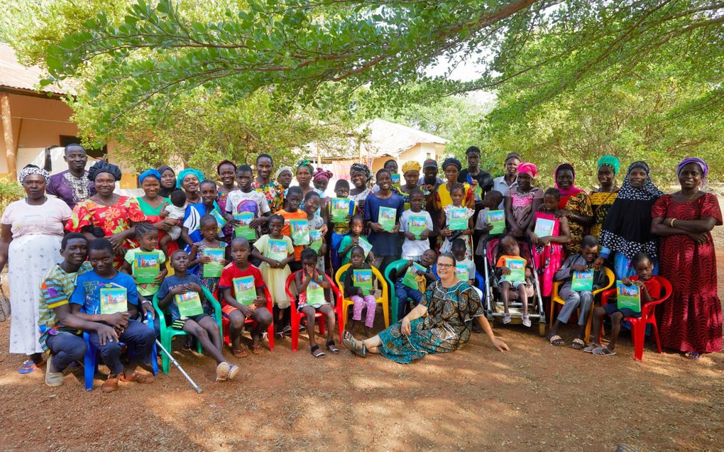 Groepsfoto van deelnemers en medewerkers van de bijeenkomst voor gehandicapten in Buba, Guinee-Bissau. Op de voorgrond Gerda Klaver, een van de leidende krachten achter het project van Stichting Kimon project Jedidja in Guinee-Bissau. Haar collega Marianne van Helden was die middag afwezig en staat niet op de foto.