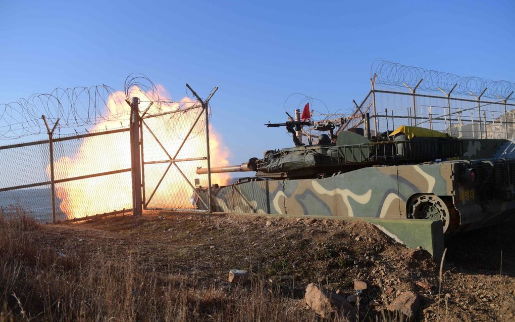 Een Zuid-Koreaanse tank vuurt vrijdag tijdens een oefening. beeld AFP