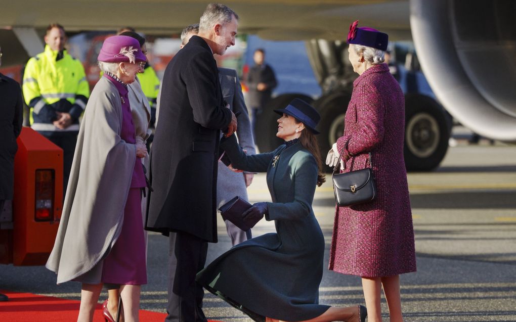 Kroonprinses Mary begroet de Spaanse koning en koningin met een diepe kniebuiging als ze aankomen voor een staatsbezoek aan Denemarken in november vorig jaar. beeld AFP, Liselotte Sabroe