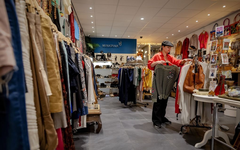 Winkel met tweedehands kleding in Amsterdam. beeld ANP, Robin van Lonkhuijsen