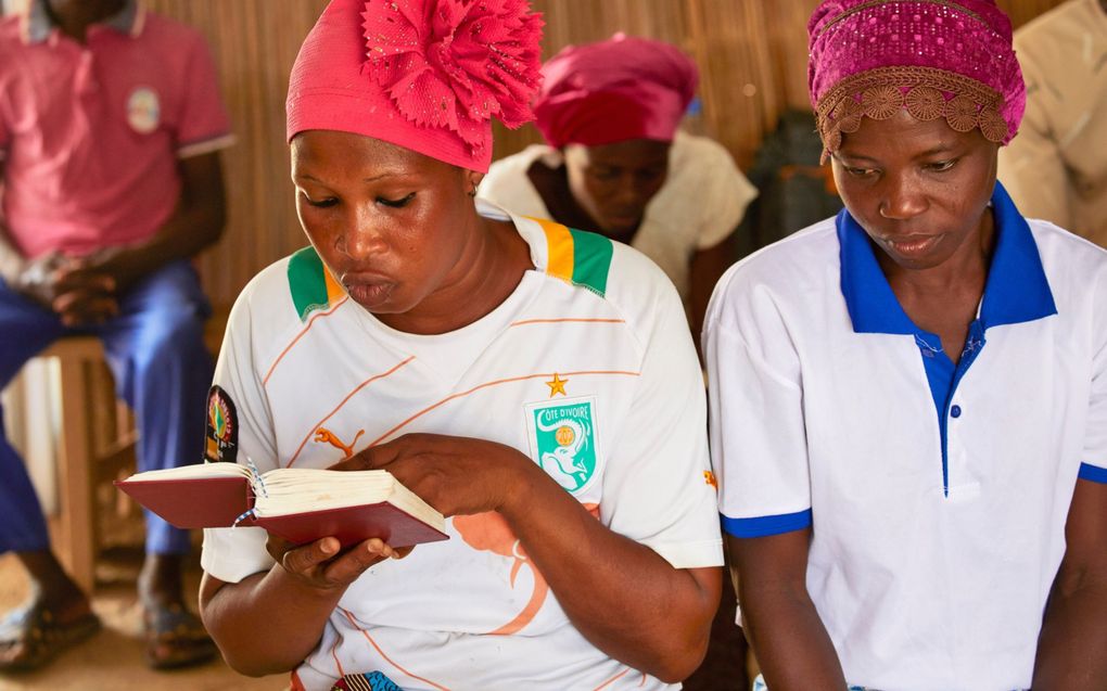 Tot geloof gekomen vrouwen in het noorden van Togo lezen tijdens een dienst mee in hun Bijbel.  Door gebrekkig theologisch onderwijs van voorgangers blijft veel heidens geloof in de gemeente  aanwezig. beeld Jaco Klamer