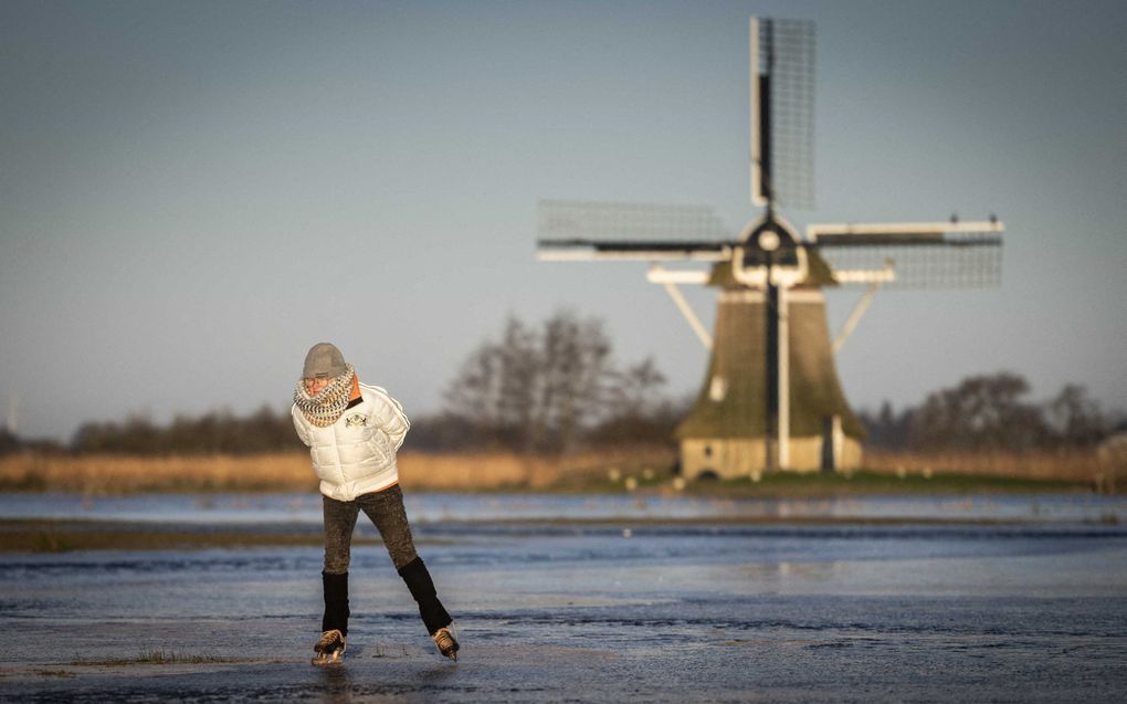 Een schaatsen op bevroren ondergelopen weilanden in de Ryptsjerksterpolder. beeld ANP, JILMER POSTMA