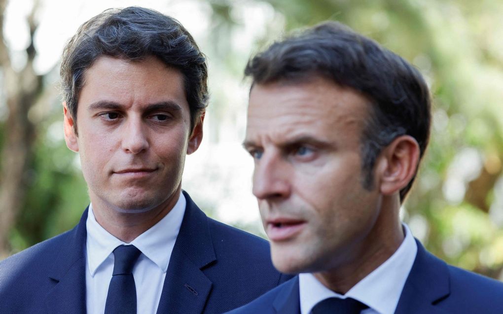 Gabriel Attal (l.) en president Emmanuel Macron. beeld AFP. Ludovic MARIN