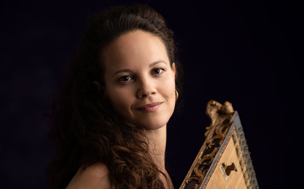 De Oostenrijkse Franziska Fleischanderl bespeelt in Arnhem de pantaleon. Op de foto houdt zij overigens een aan het pantaleon gelieerd barokinstrument vast: het psalterium. beeld Alejandro Gomez