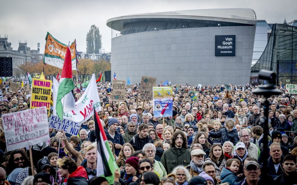 Tijdens de klimaatmars in Amsterdam klonk ook het ”From the river to the sea”. Links is een bord met de pro-Palestijnse leus te zien. beeld ANP, Robin Utrecht