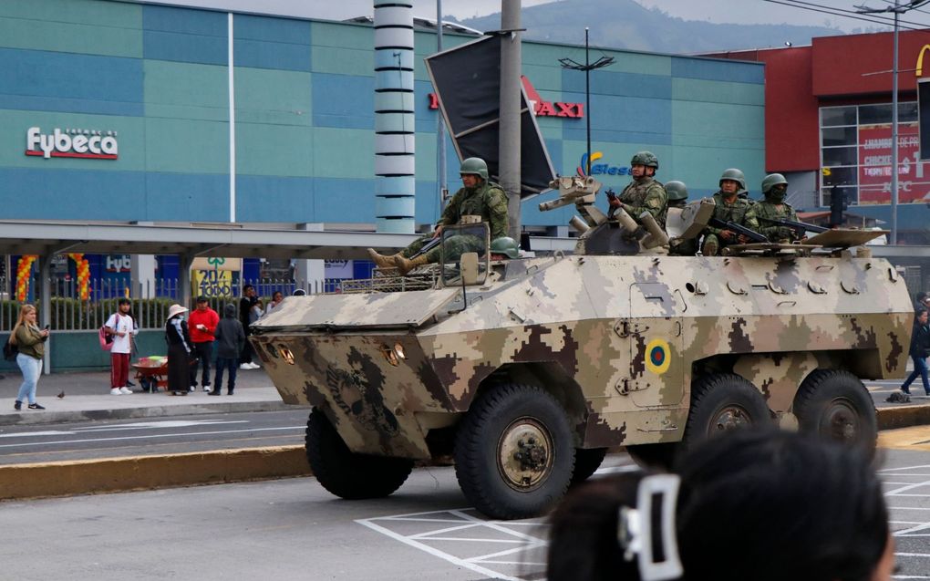 Een gepantserd militair voertuig rijdt dinsdag door de straten van de hoofdstad Quito. beeld AFP, Galo Paguay