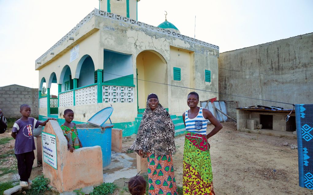 Masalo Awidoya (r.) is een alleenstaande meoder van vier kinderen en christen. Vanwege haar geloof profiteert zij en haar gezin niet van de steun die vanuit de moskee wordt gegeven aan moslimfamilies.  Haar buurvrouw  is om die reden beter af.  Met de RD-actie willen we Mazalo's gemeente weerbaarder maken tegen de verleidingen van de islam.  beeld Jaco Klamer