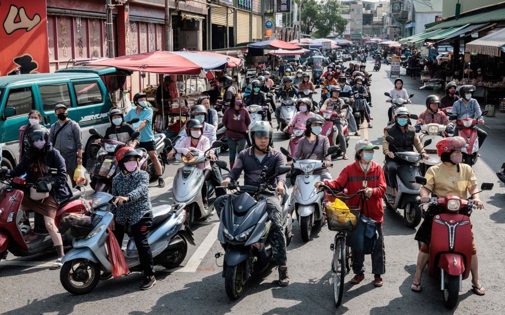 Het verkeer in Kaohsiung, een miljoenenstad in het zuiden van Taiwan, moet wachten op een verkiezingskaravaan van presidentskandidaat William Lai. beeld AFP, Yasuyoshi Chiba