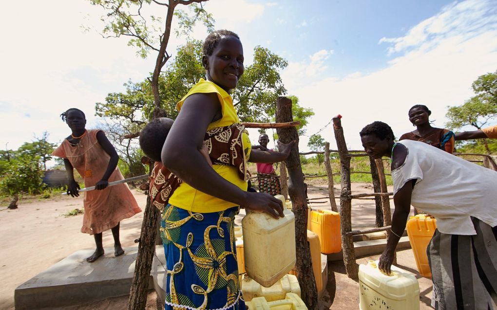 Soedanese vrouwen bij een waterpomp. Door droogte ontstaat waterschaarste en hebben mensen minder toegang tot schoon drinkwater. beeld Jaco Klamer