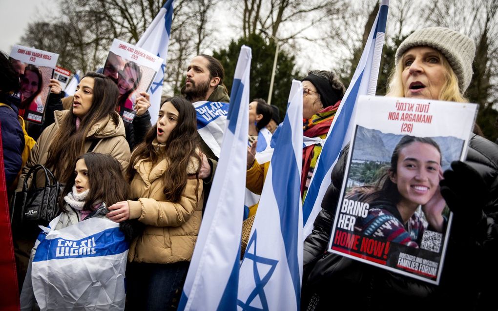 Pro-Israelische sympathisanten voeren actie tijdens de hoorzitting bij het Internationaal Gerechtshof (ICJ) over een genocide-aanklacht van Zuid-Afrika tegen Israel. Om de hoek bij het Vredespaleis plaatsten zij een zogeheten Sjabbattafel uit solidariteit met Israelische gijzelaars. beeld ANP, Koen van Weel