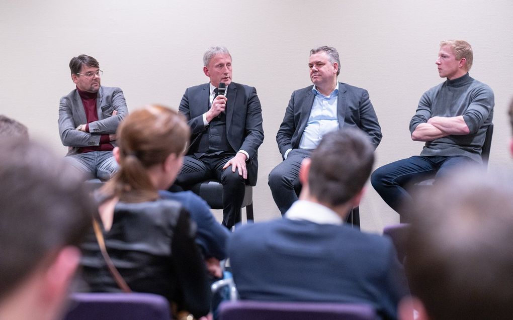 Verschillende Veluwse ondernemers spraken vrijdagavond op een jongerenavond in Barneveld over christelijk ondernemerschap. V.l.n.r. Alex van Nifterik, Evert van de Glind, Gert Kwetters en Henk van Laar. beeld Niek Stam