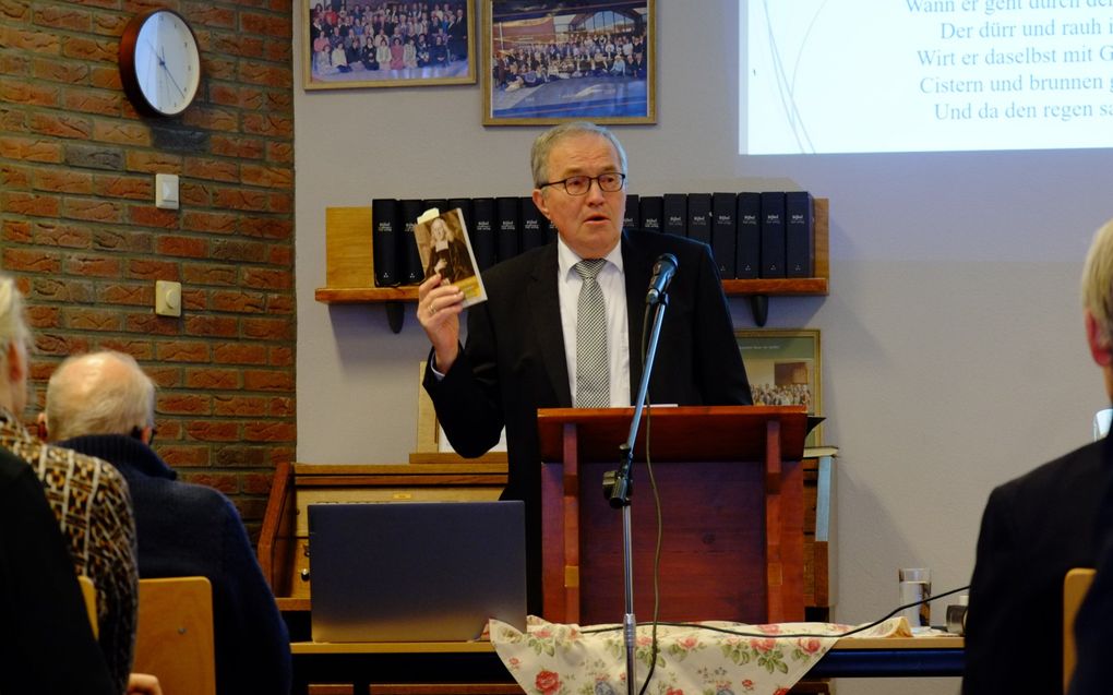 Lector P.H. op ’t Hof met in zijn hand Franckes boek ”Lebensläufe” waarin Francke zijn bekering beschreef. beeld Gerrit van Dijk