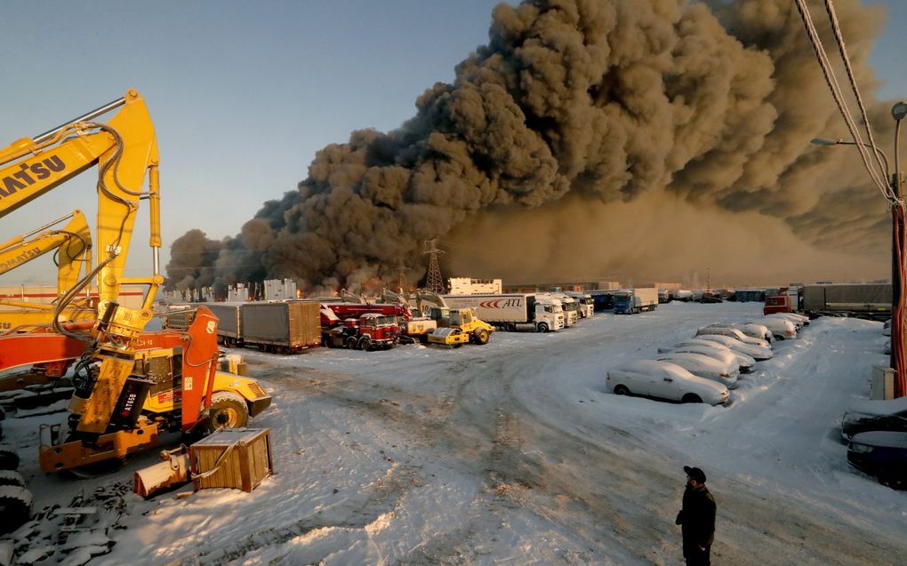 Het brandende pand van de grote webwinkel Wildberries bij Sint-Petersburg. beeld EPA, Anatoly Maltsev