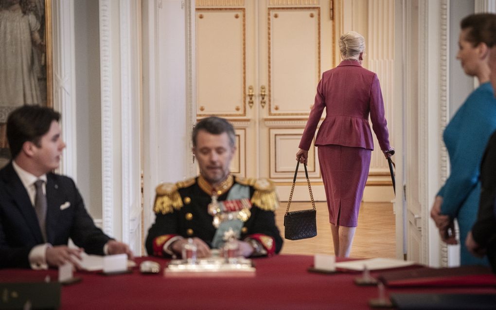 De afgetreden koningin Margrethe loopt weg nadat ze tekende voor abdicatie. Haar zoon Frederik (midden) is de nieuwe koning. beeld EPA, MADS CLAUS RASMUSSEN