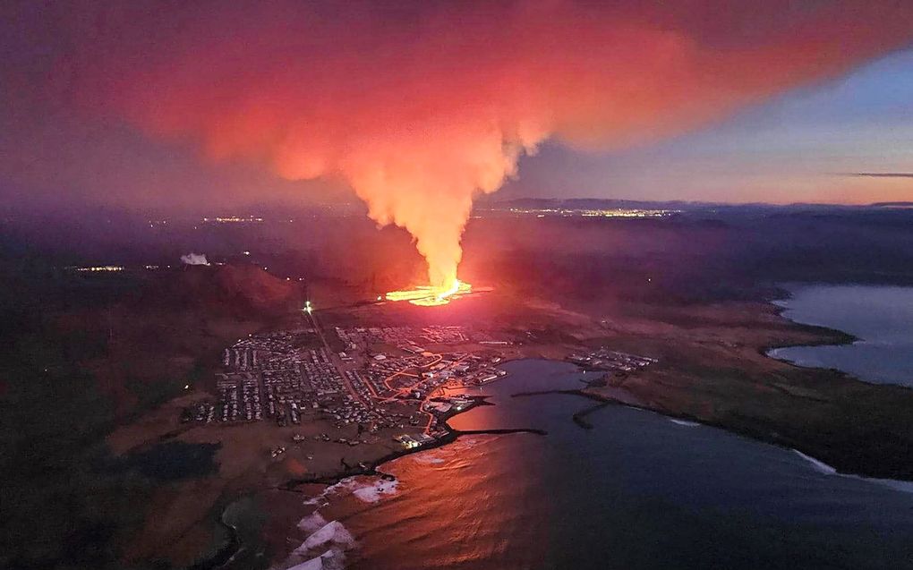 Lava bereikt Grindavík. beeld AFP, Icelandic Department of Civil Protection and Emergency Management