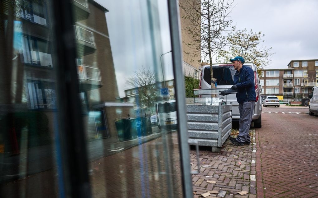 Dubbelglas staat klaar om in een sociale huurwoning van de Haagse woningcorporatie Staedion te worden gehangen. Van de corporatiewoningen ging in 2021 6 procent naar statushouders. beeld ANP, Phil Nijhuis