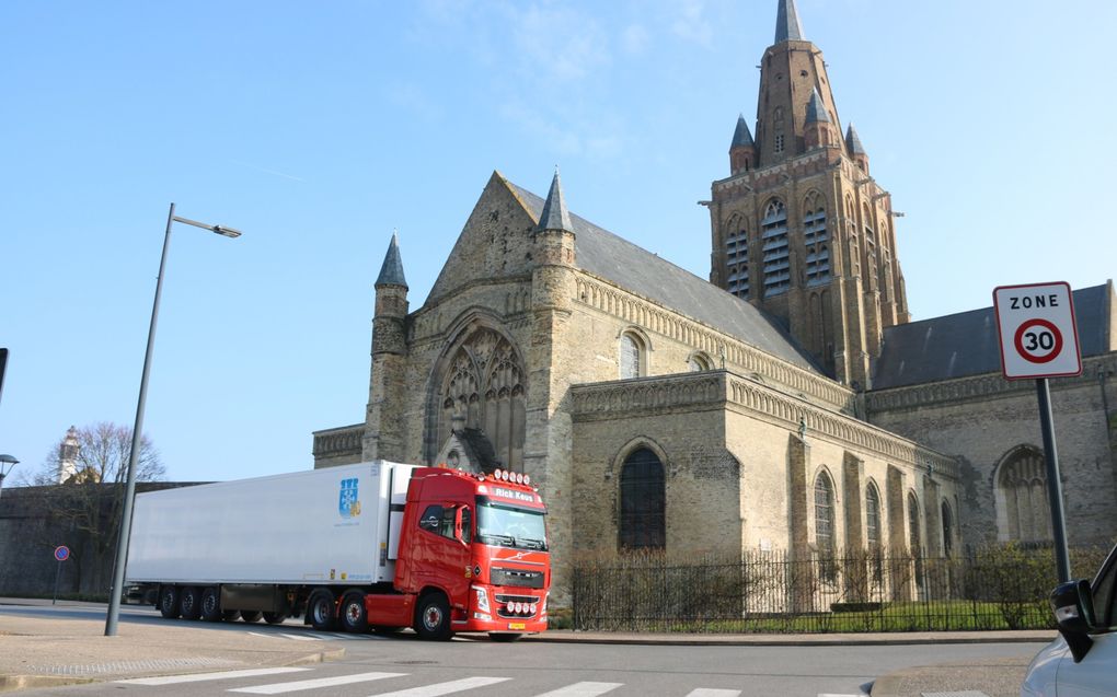 Ricks Volvo voor de Onze-Lieve-Vrouwekerk in Calais. beeld Sjaak van de Groep