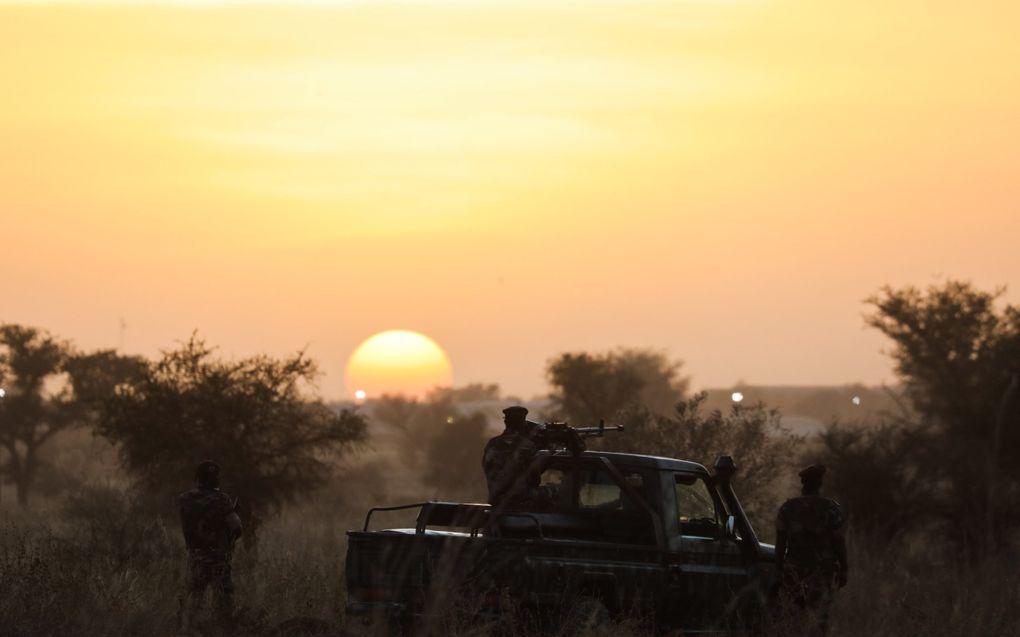 „Je kunt gerust stellen dat de Sahel inmiddels het epicentrum van internationaal jihadisme is. Extremisten maken gebruik van problemen die al in de regio spelen.” Foto: Nigerese soldaten houden wacht bij een legerbasis. beeld AFP, Ludovic Marin